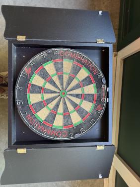 Dartbord in kast