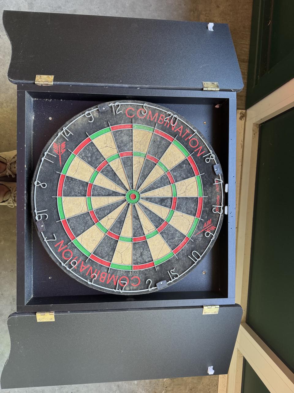 Dartbord in kast