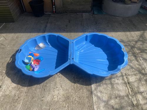 Leuke schelp zwembad/zandbak grote maat