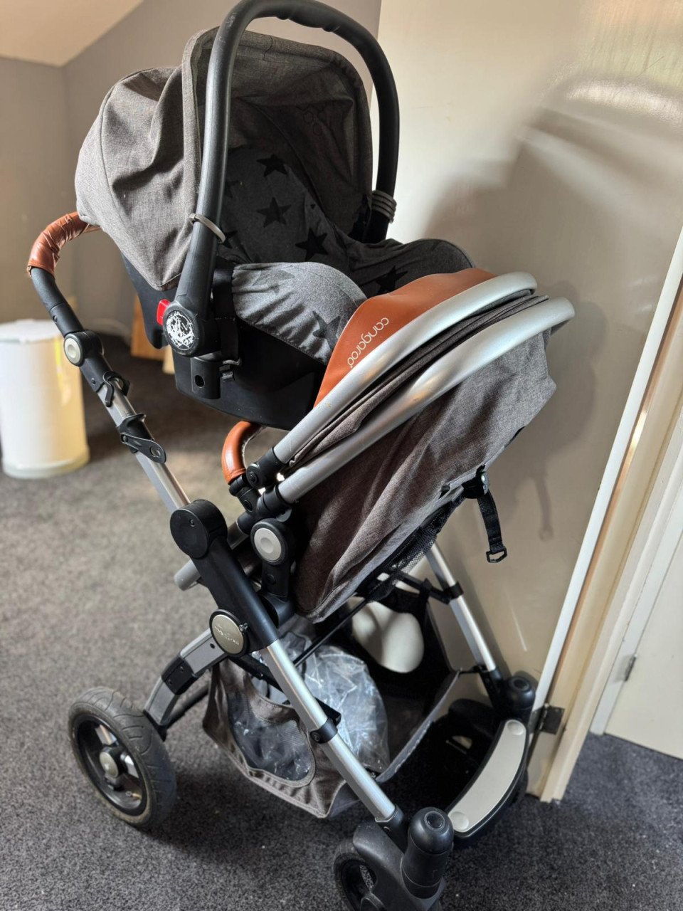 Grijze kinderwagen