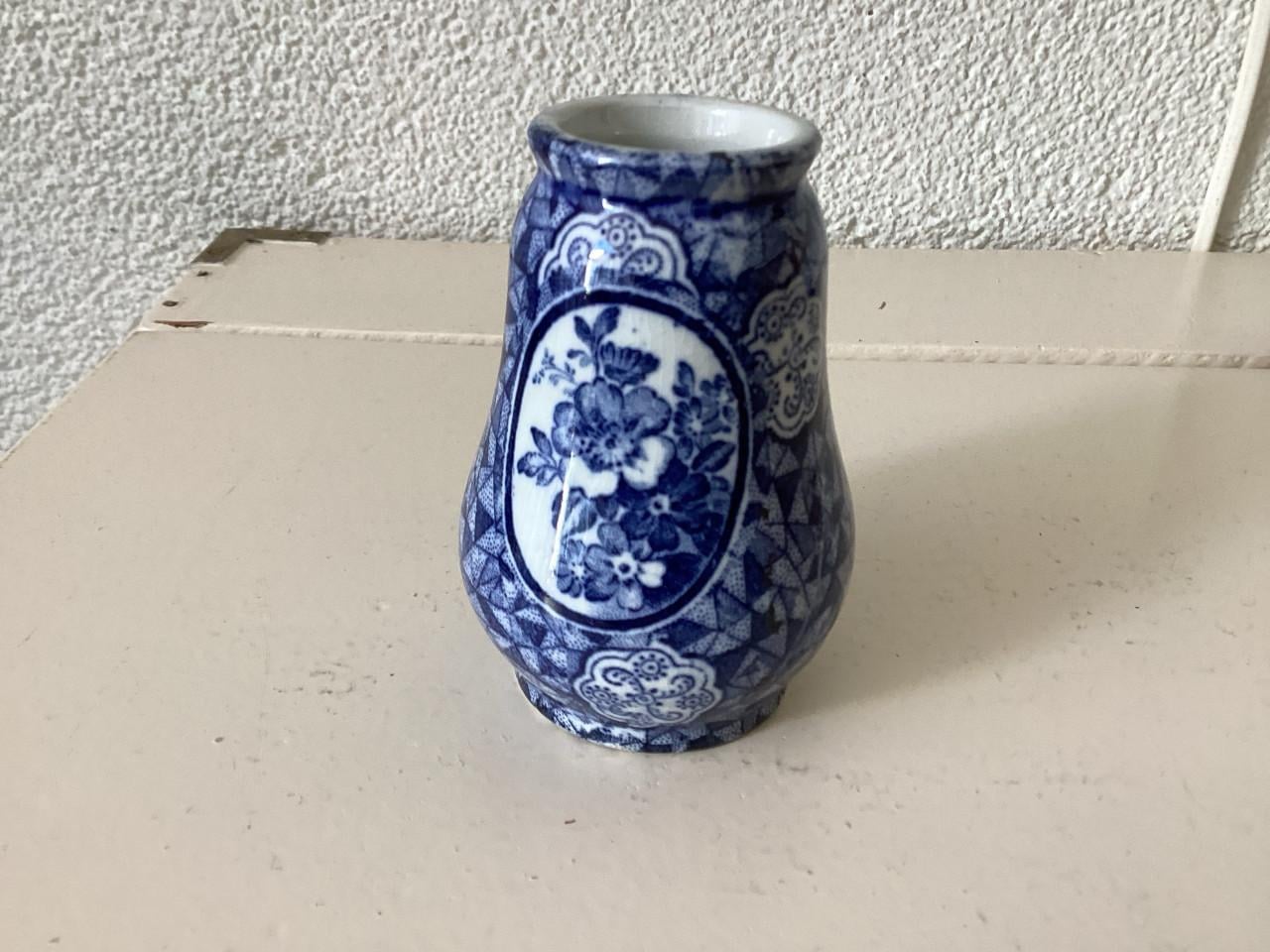 Vaasjes. 2 x Porselijn. (Villeroy & Boch)