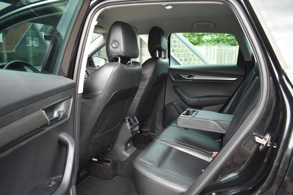 Skoda Karoq 1.5 tsi act | leder | trekhaak | camera | apple carplay | andro