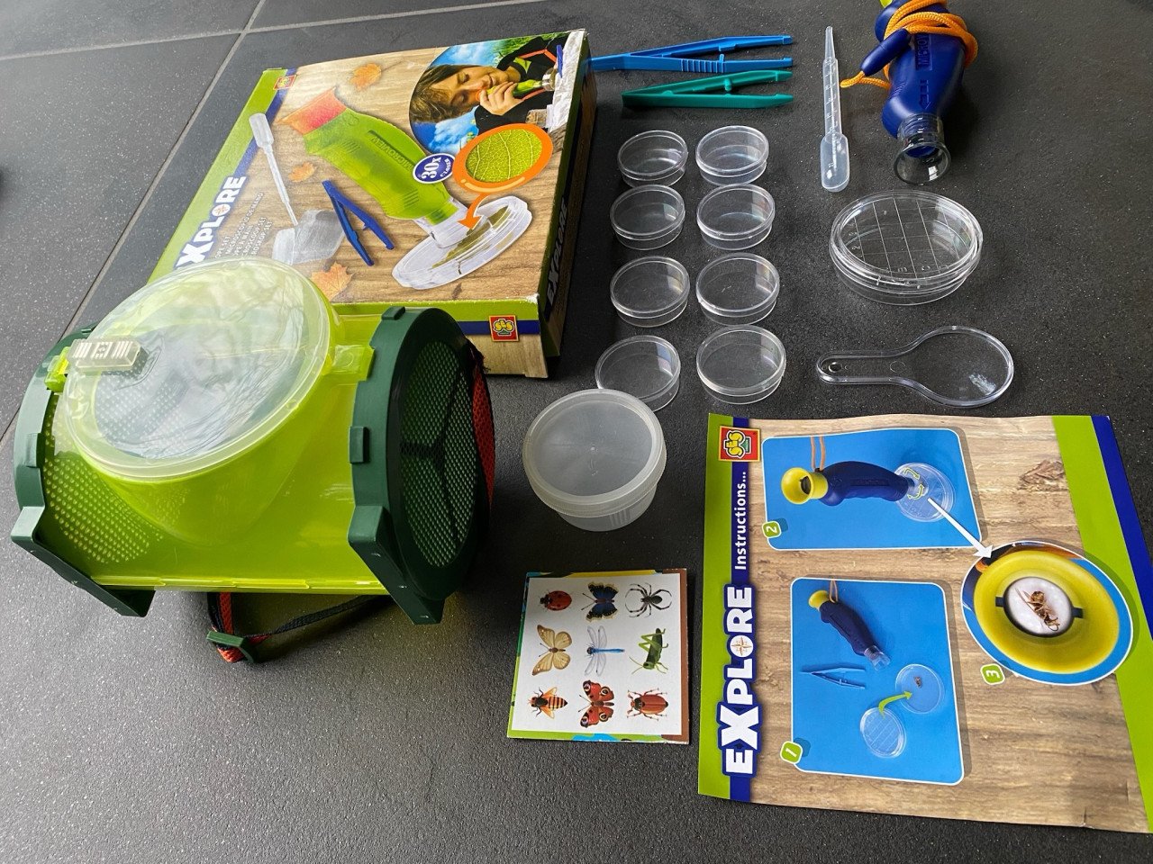 Natuur/insectenexplorer met handmicroscoop