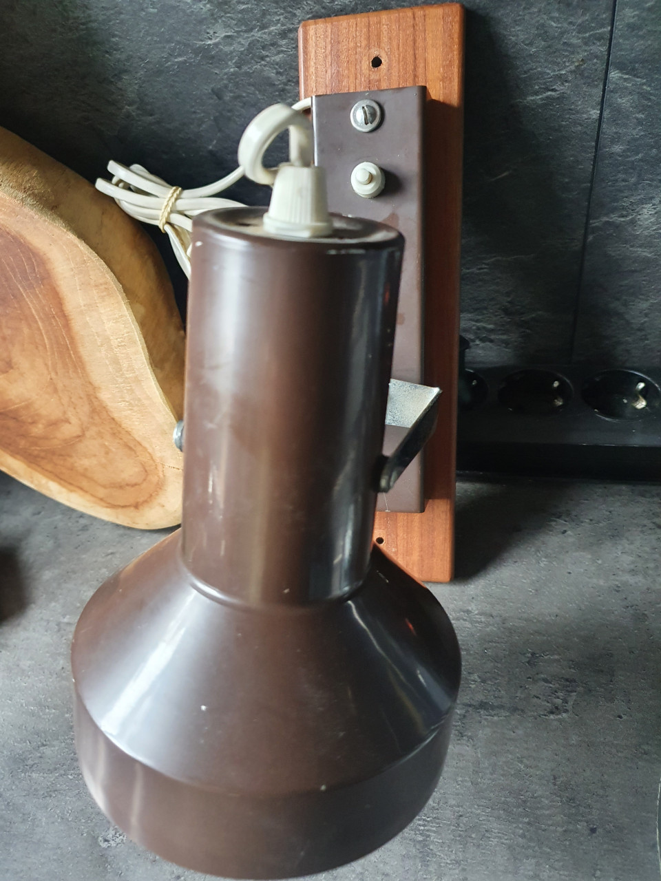 Heel mooie vintage wandlamp op houten plank aangeboden....