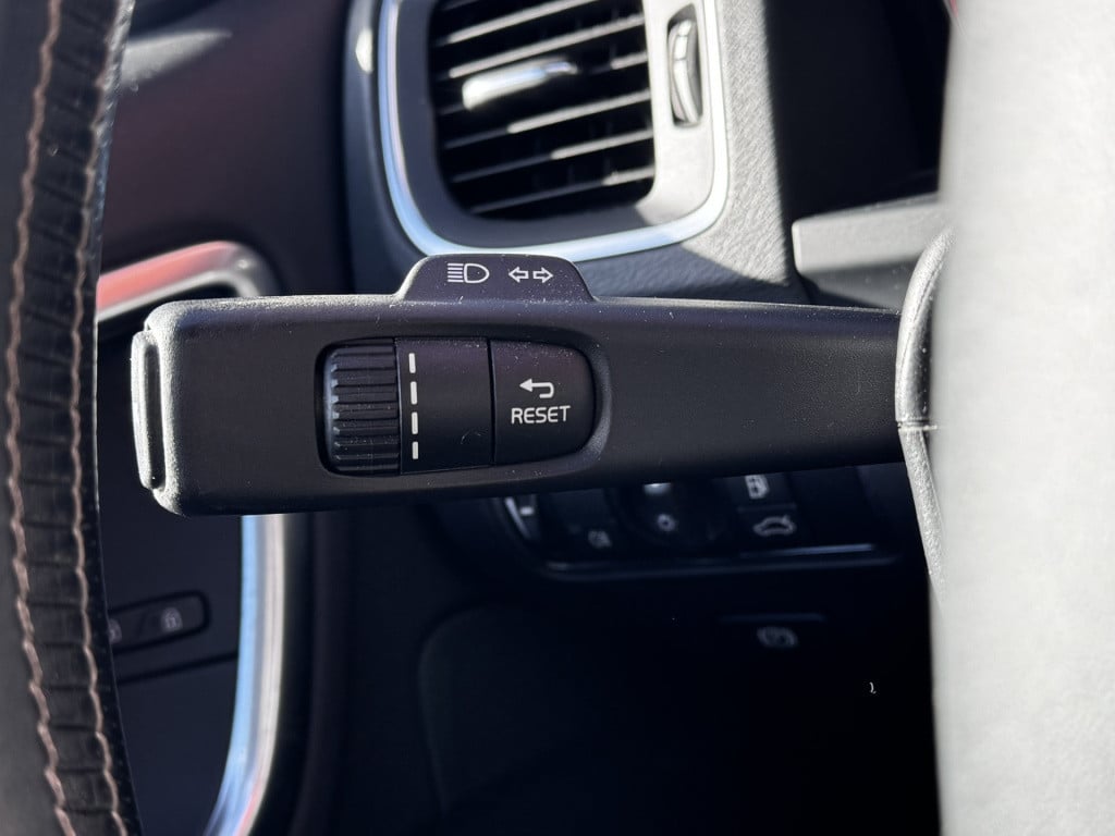 Volvo V60 2.0 t3 r-design | trekhaak | on-call | 18" lmv