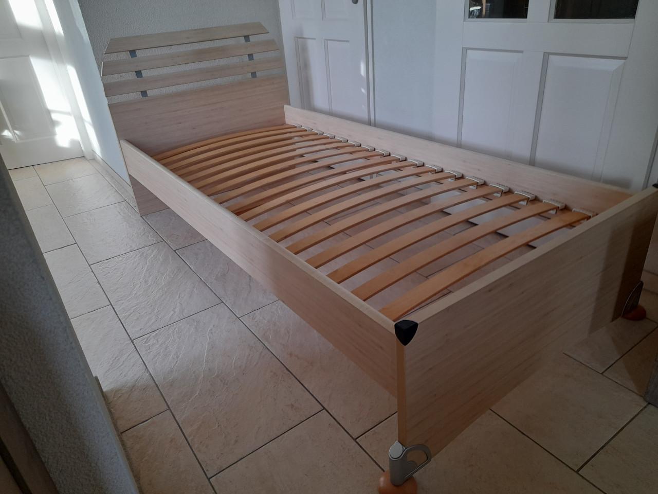 1 persoons bed 90 x 200 (in goede staat )