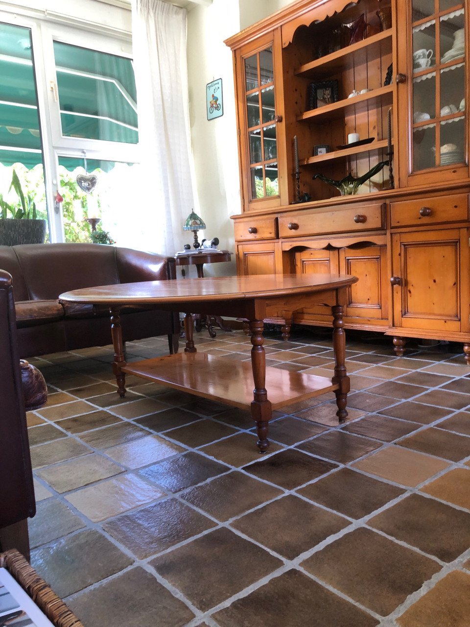 Ronde houten salontafel.