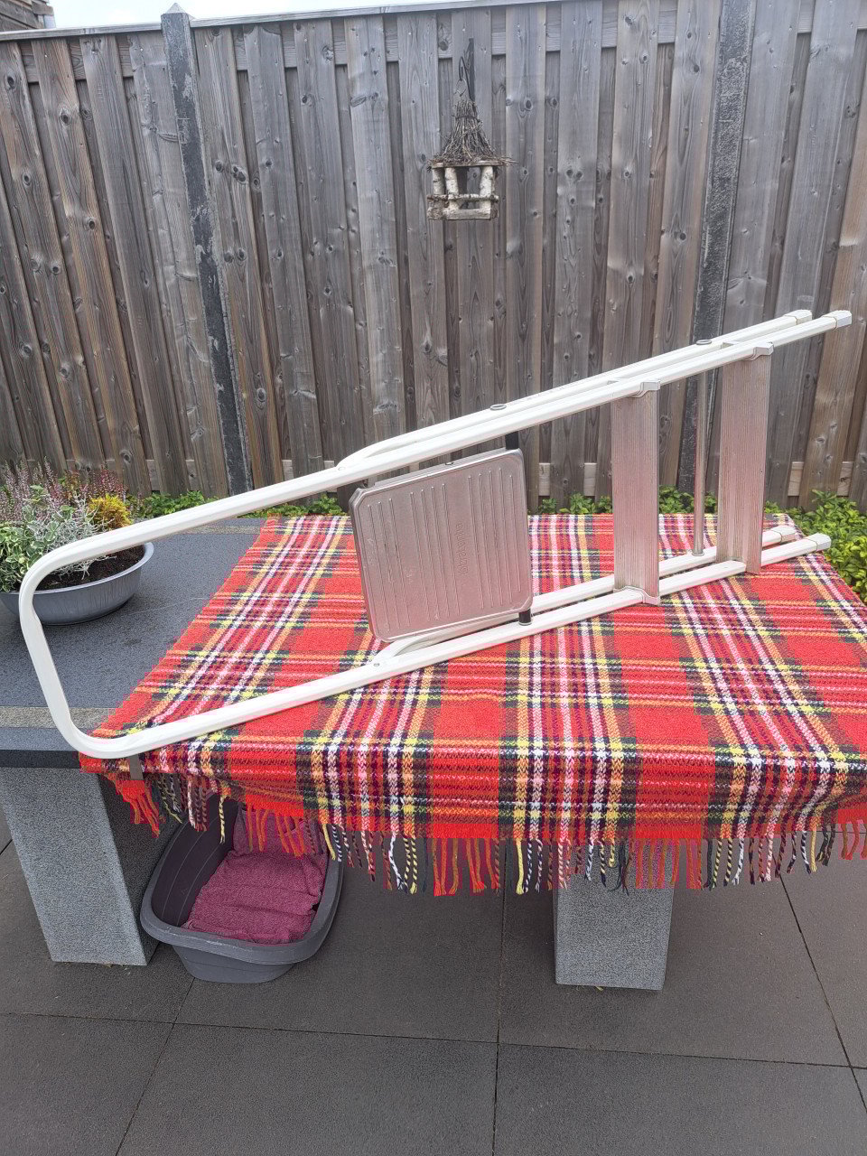 Stevige trap met 3 treden en handgreep van BRABANTIA