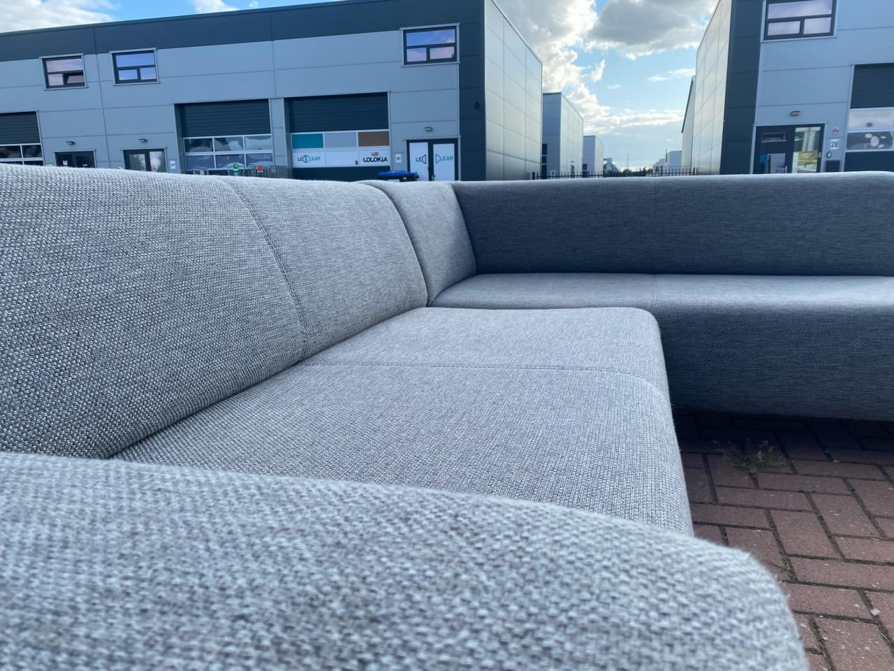 Moderne grijze stoffen hoekbank–Diep comfort–Ruime lounge–Gratis levering