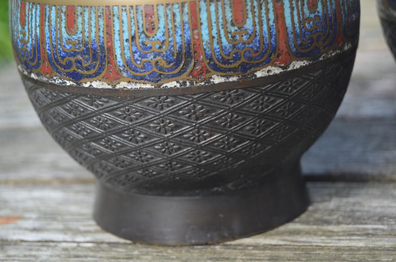 2 Japanse vazen Brons of koperlegering met cloissoné