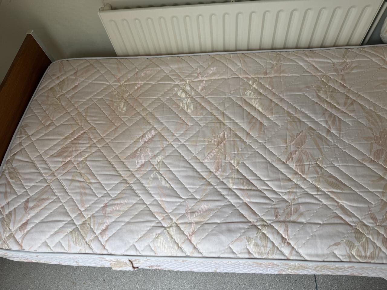 1 persoons Standaard bed. Goed matras en Spiraal.