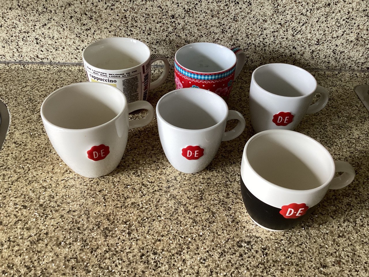 Verschillende bekers, waaronder Douwe Egberts