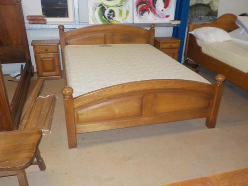Massief blank eiken ledikant + 2 Lattenbodems + matras + 2 nachtkastjes