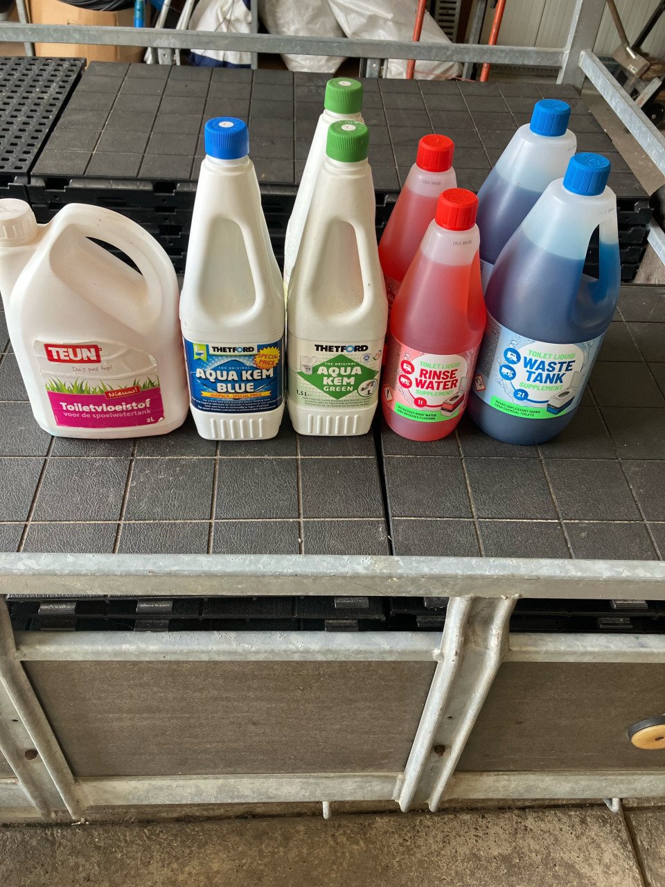Diverse flessen toilet vloeistof.
