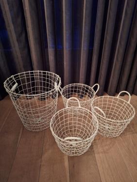4 mooie witte draadmanden