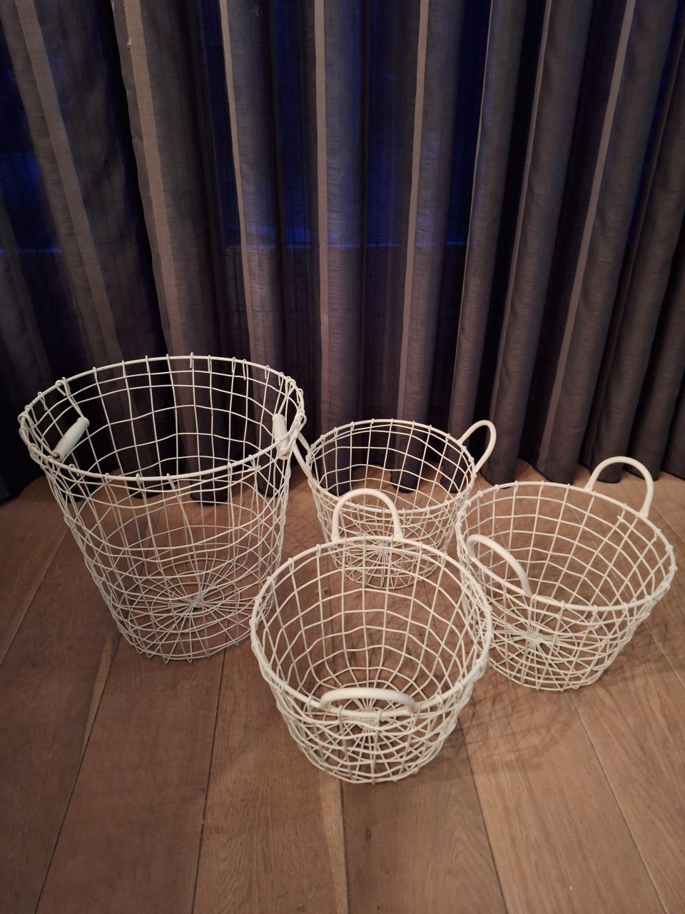 4 mooie witte draadmanden