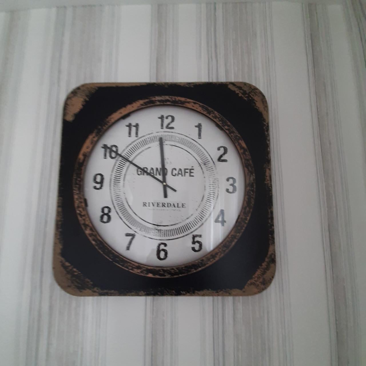 Riverdale klok 60X60