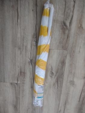 Prachtige nieuwe geel rood blauw wit gestreepte strandparasol, parasol.