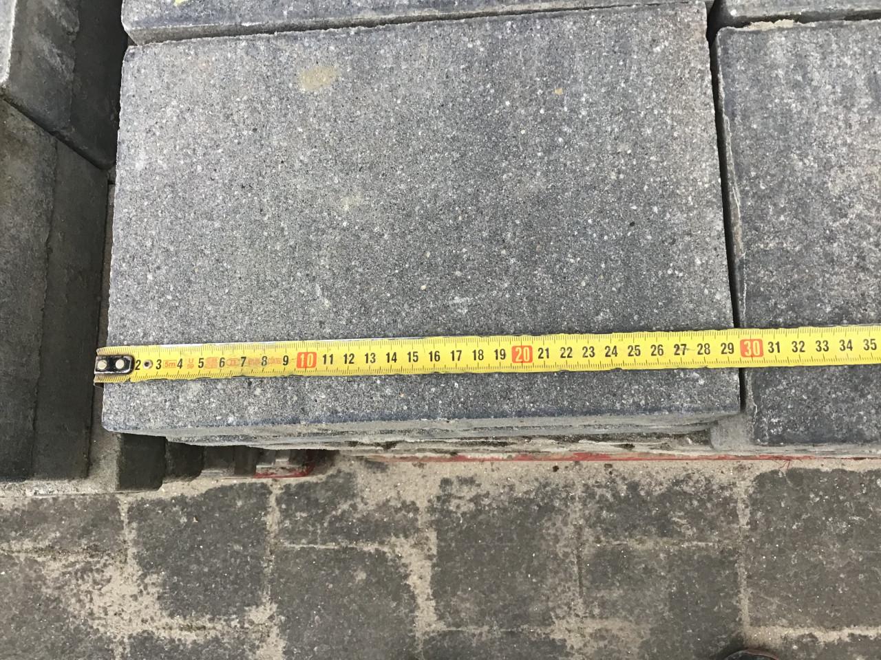 Gratis af te halen betonstenen  600 stuks grijs gemêleerd 20x30x6