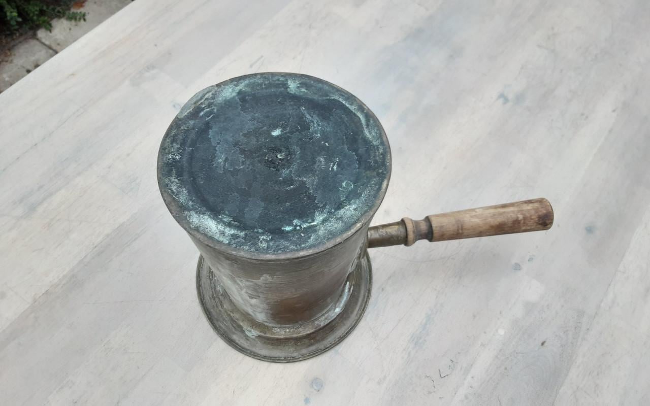 Koperen kan met houten steel