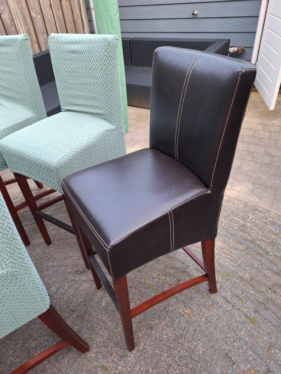 4 barstoelen € 40,-