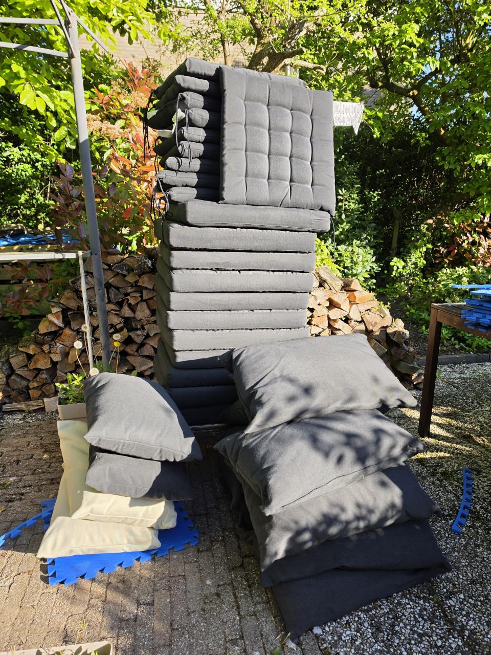 Tuinkussens (hållö ikea) voor loungeset en eetstoelen