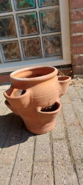 Stenen pot voor in de tuin