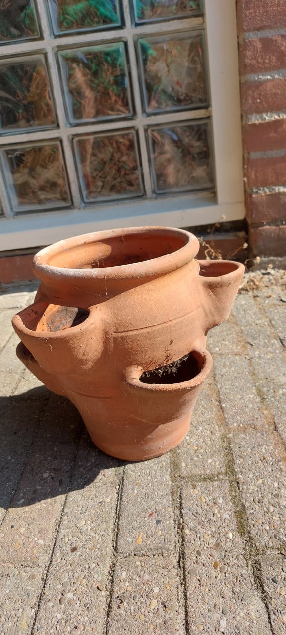 Stenen pot voor in de tuin