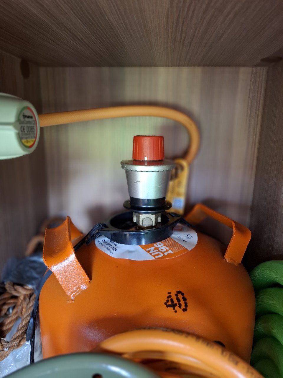 Spaanse gasflessen met spaanse aansluitingen.