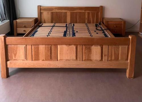 Bed met twee elektrisch verstelbare bodems