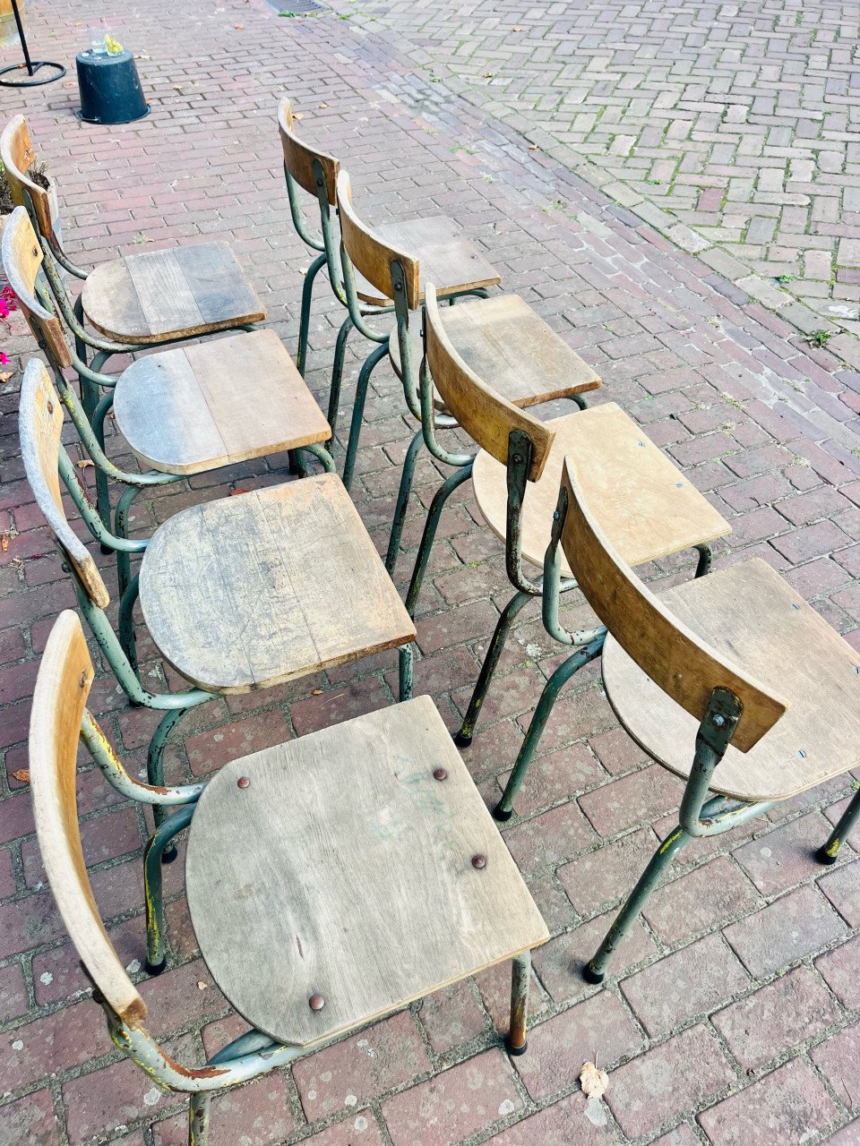 10 houten originele schoolstoelen