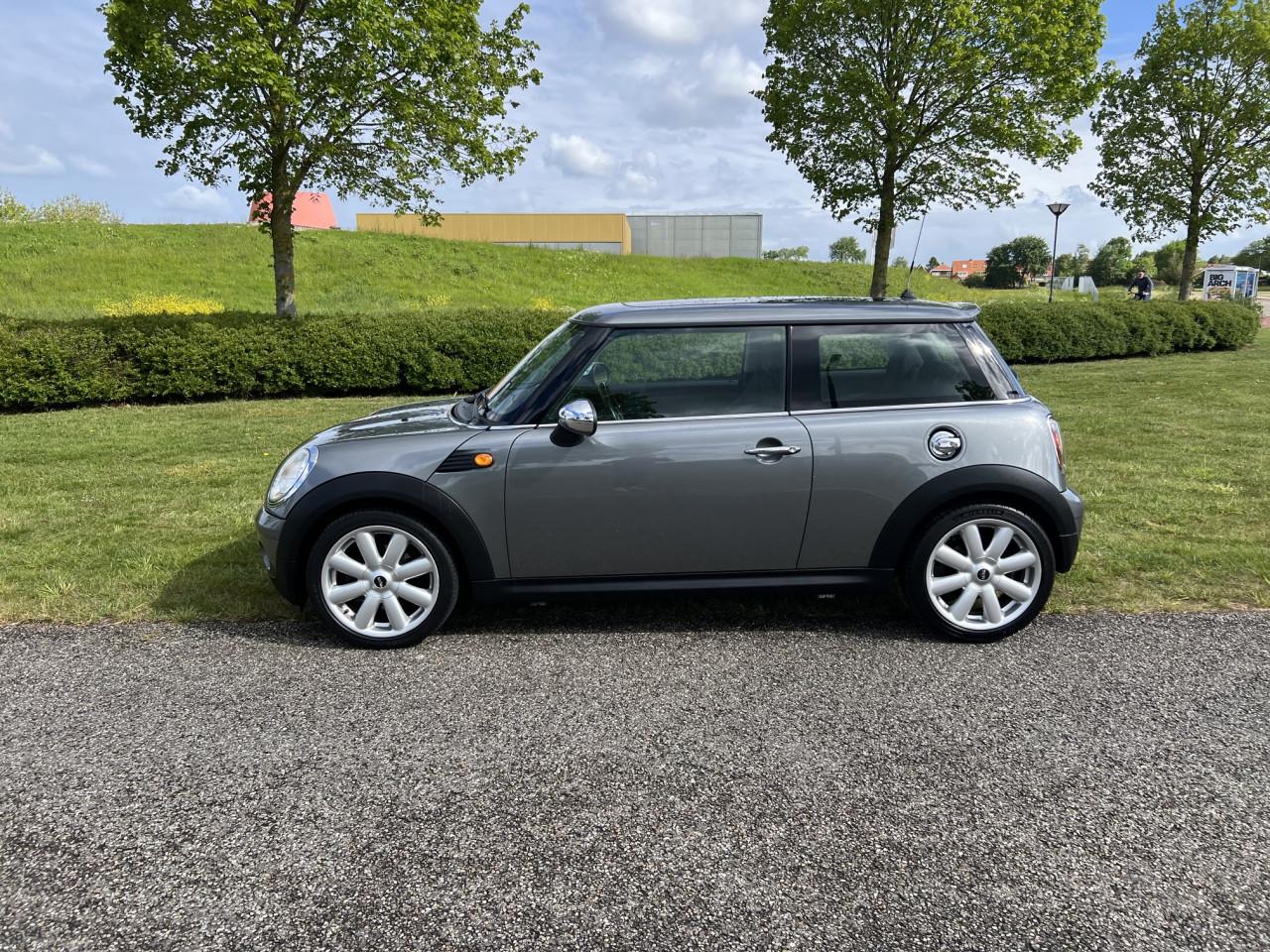 Dealeronderhouden Mini one uit 2010 met slechts 84.700 km met Panoramadak!!