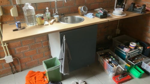 Keukenwerkblad met spoelbak en kraan