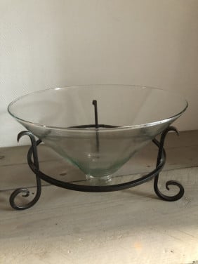 Glazen schaal in metalen houder