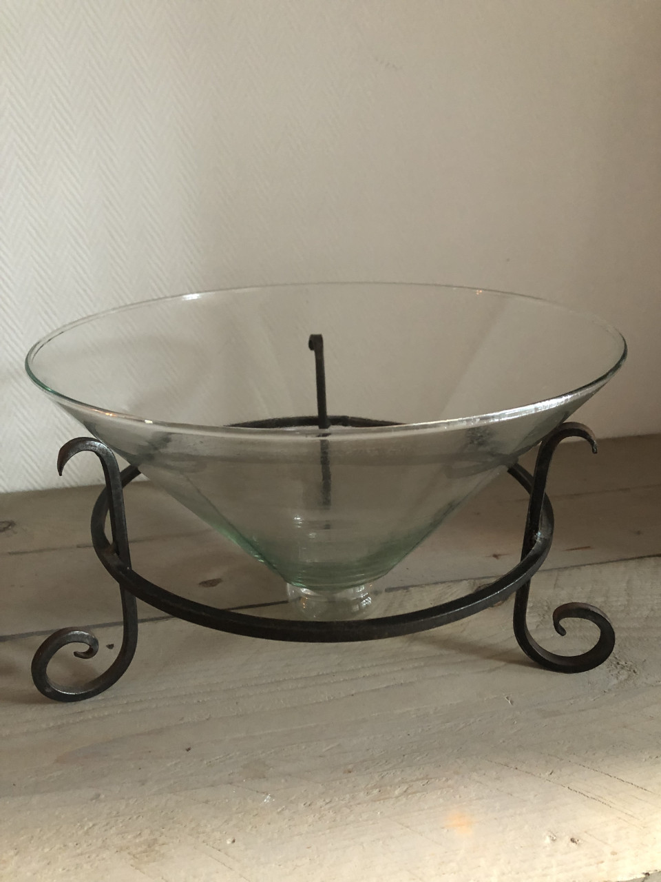 Glazen schaal in metalen houder