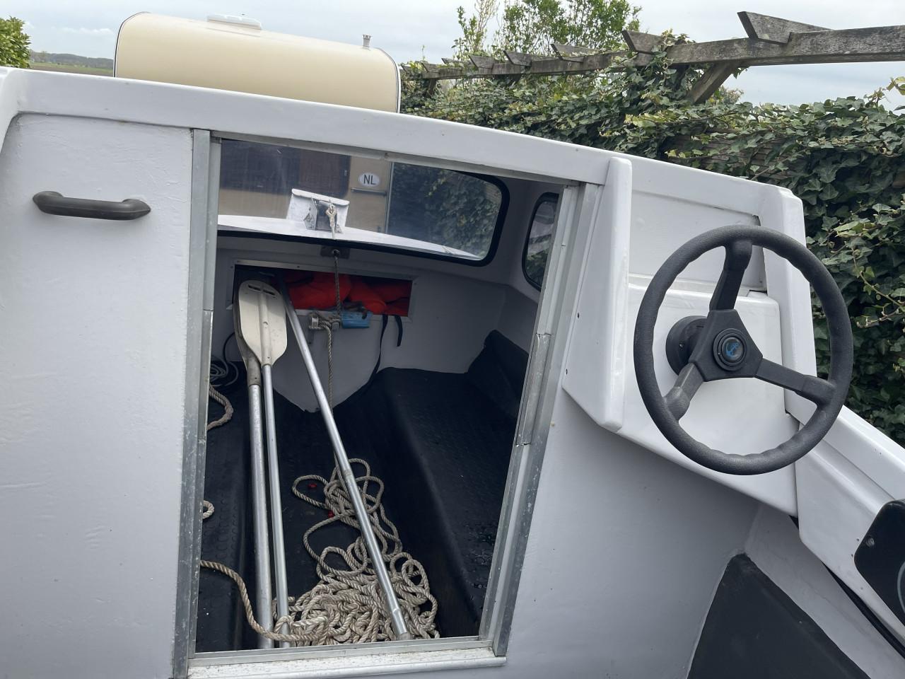 Pilot 420 kajuit boot of visboot met Suzuki 15 pk 4-takt en trailer