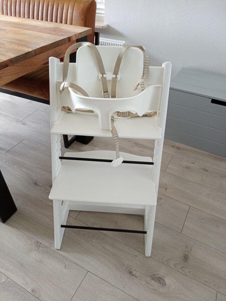 Witte stokke stoel inclusief riem en babyset
