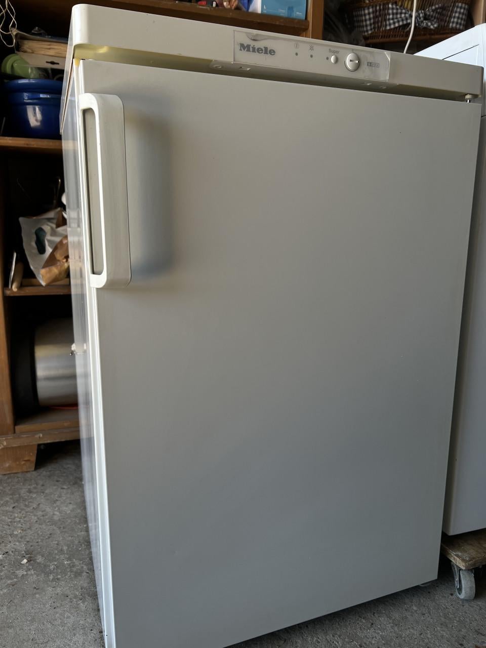Miele vrieskast / vriezer 85x55 cm. 104 liter