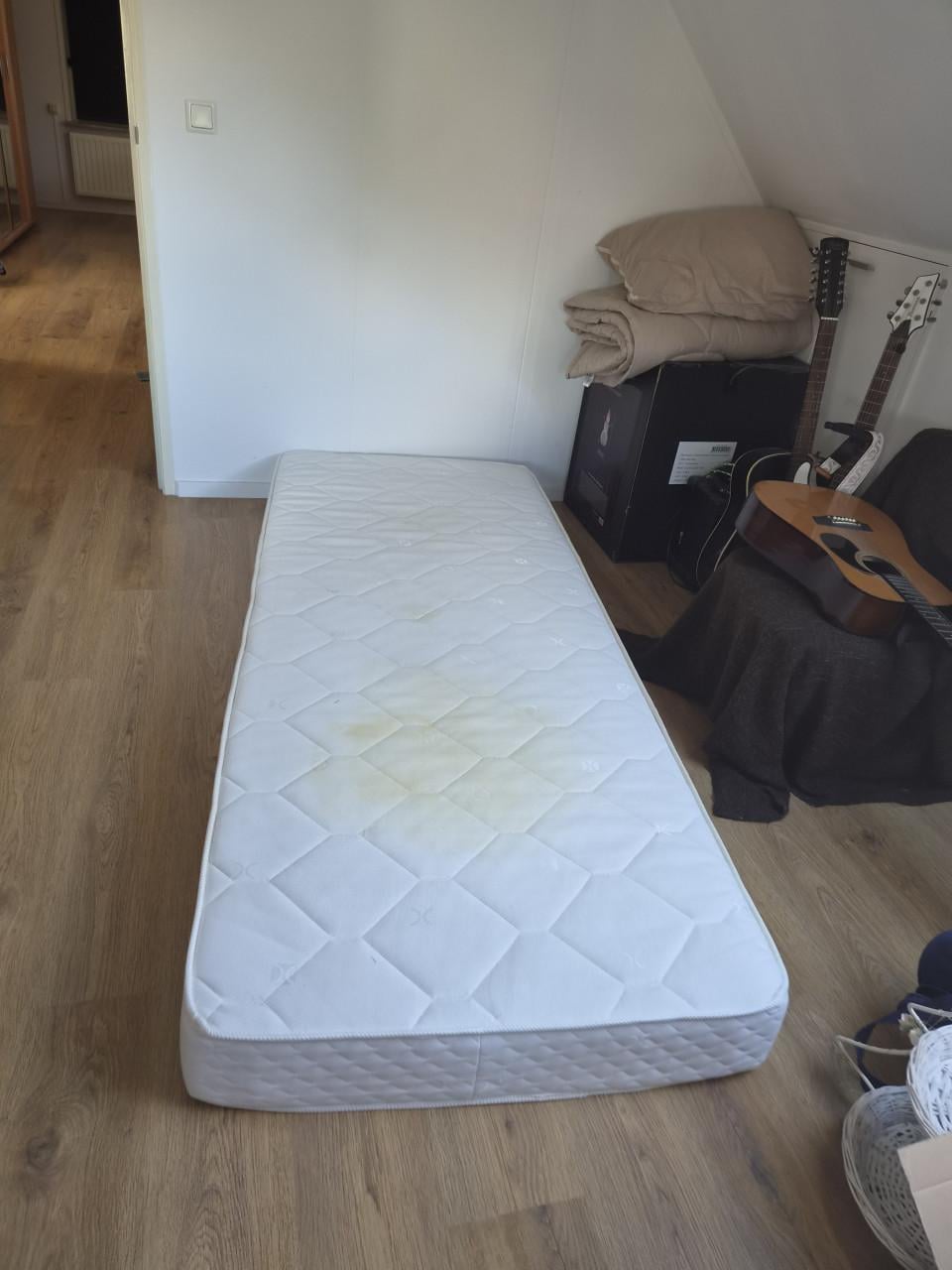 Bed, lattenbodem + matras 90 x 220 cm