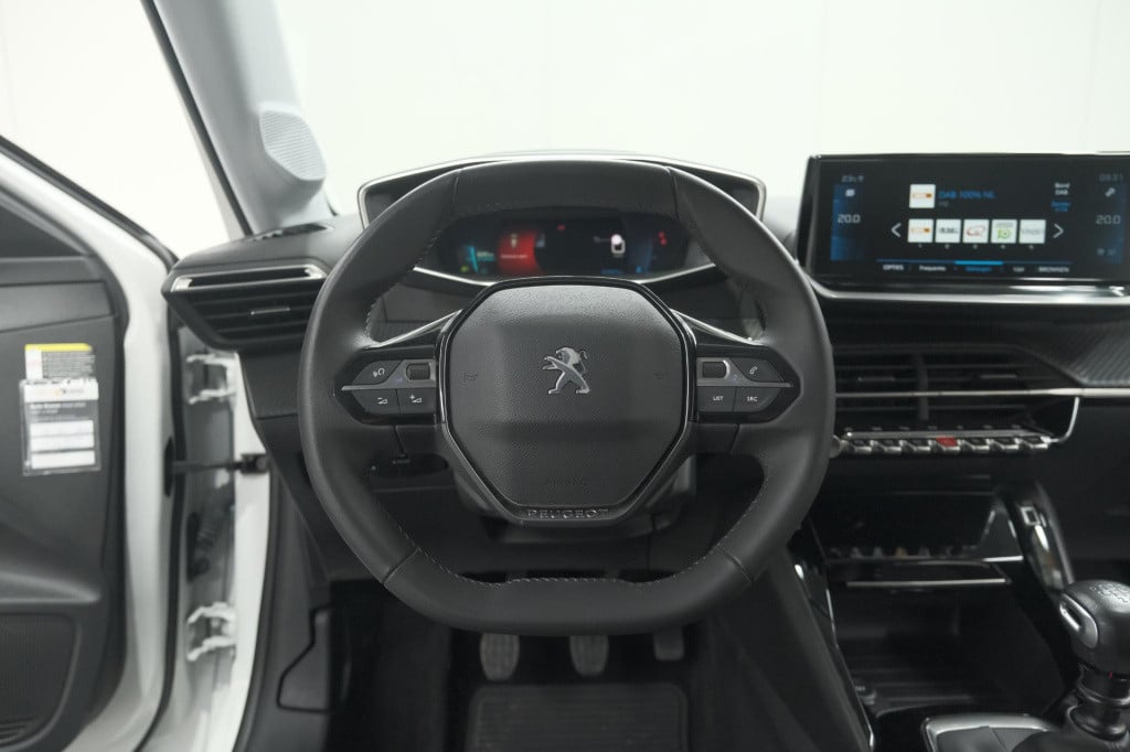 Peugeot 208 puretech 100 eat8 allure pack | camera | apple carplay | parkee