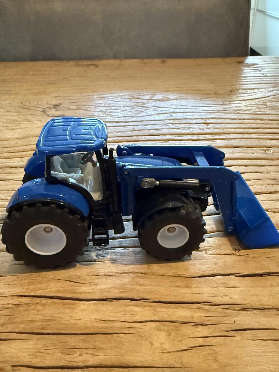 Siku 1986 New Holland T7070 met voorlader - 1:50