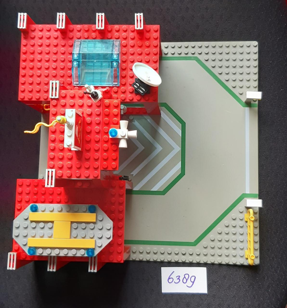 Lego Classic Town 6389: brandweerkazerne + heli, spuitwagen, brandweerauto