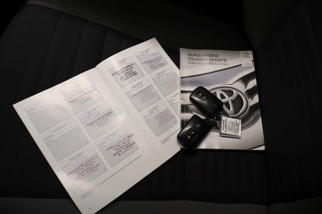 Toyota Auris 1.8 hybrid lease