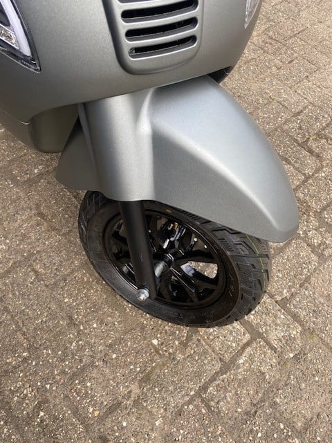 Nieuwe elektrische vespa Santini Capri scooters met nw BOSCH motor 2199 eur
