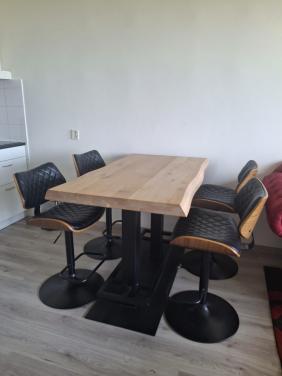 Bartafel met 4 stoelen