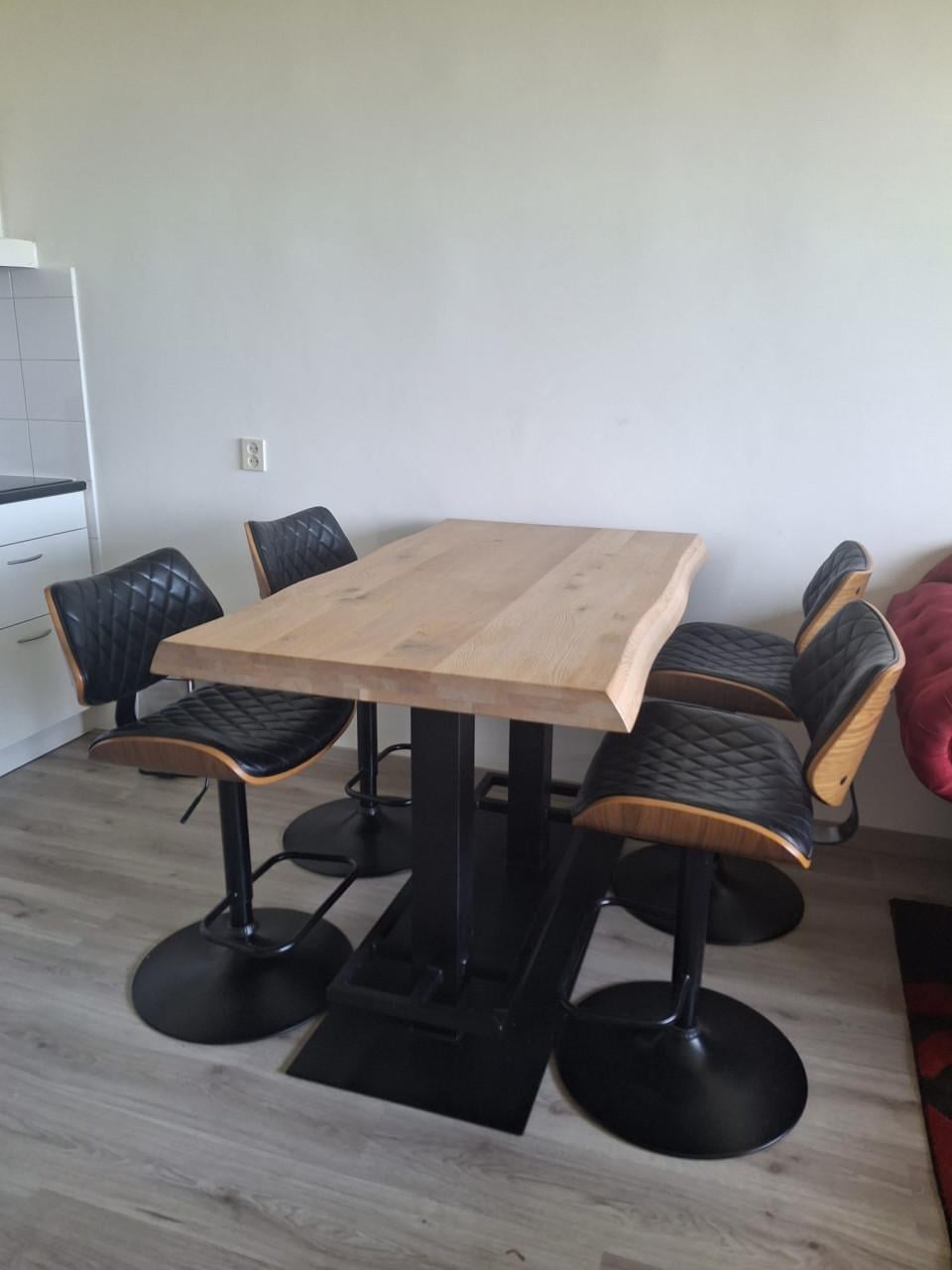 Bartafel met 4 stoelen