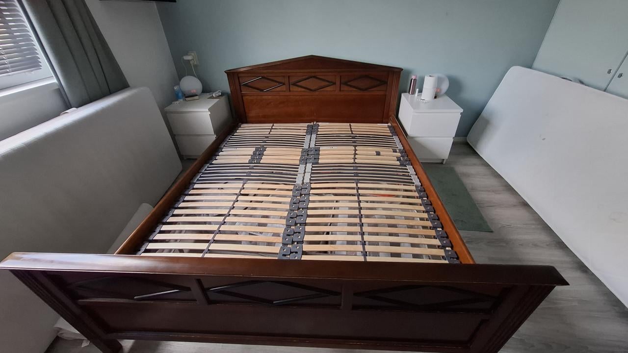 Tweepersoons bed met lattenbodems 160x200