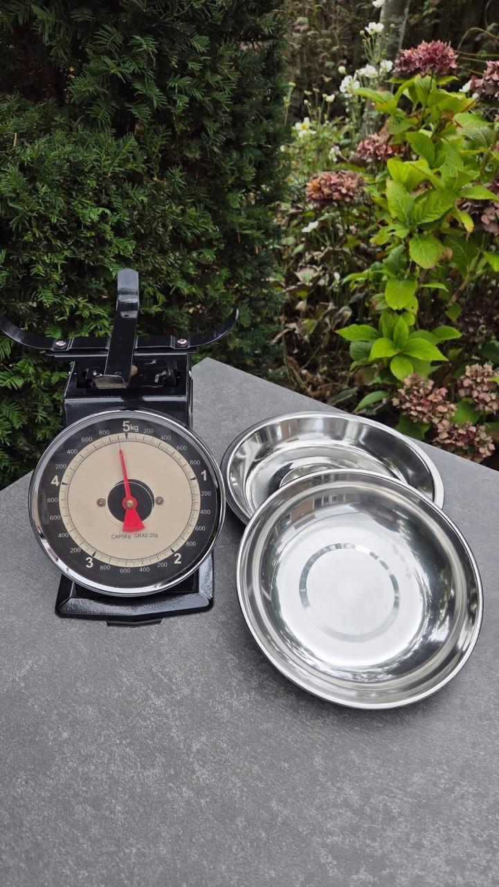 🤩 Zwarte retro keukenweegschaal