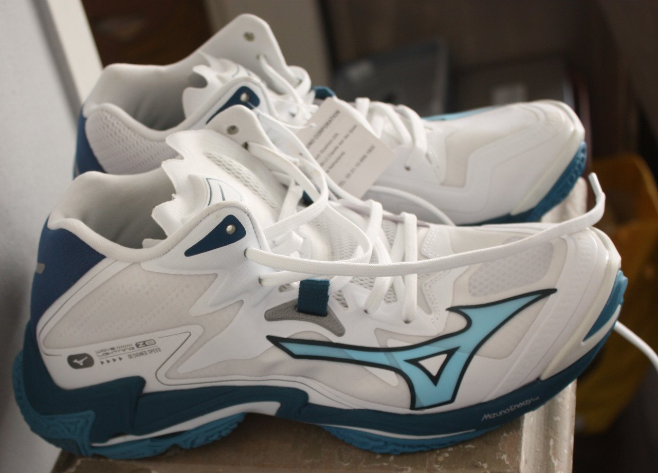 Nieuwe sport schoenen met lebel er aan vast maat 39