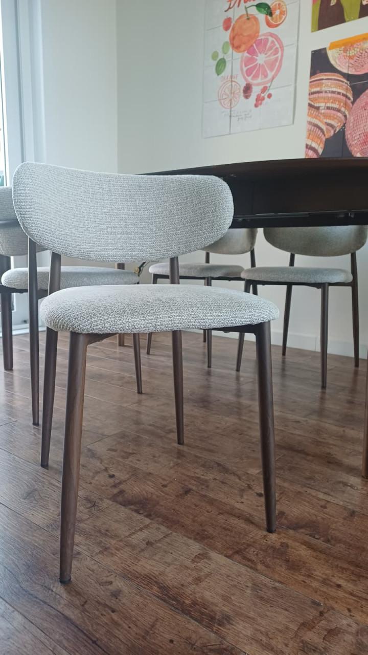 Vier beige eetkamerstoelen